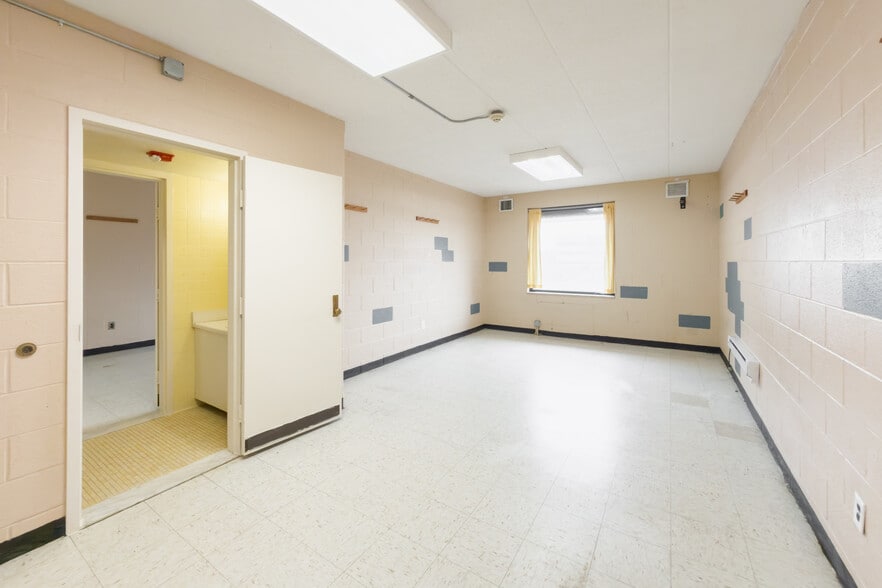 More Photos Of 6902 Chicago Rd, Warren Schools For Sale