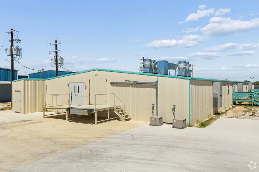 More Photos Of 434 Urenda Loop, Carrizo Springs Industrial For Sale