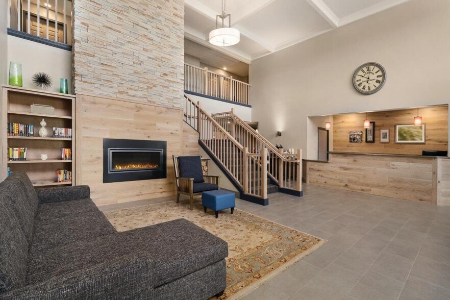 More Photos Of 1330 Highway 10, Detroit Lakes Hotel For Sale