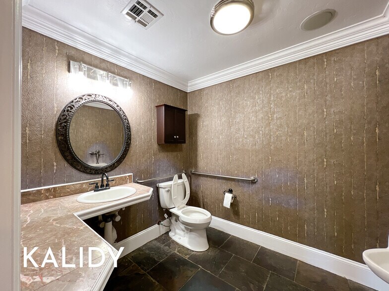 More Photos Of 14909 N Kelly Ave, Edmond Loft Creative Space For Sale