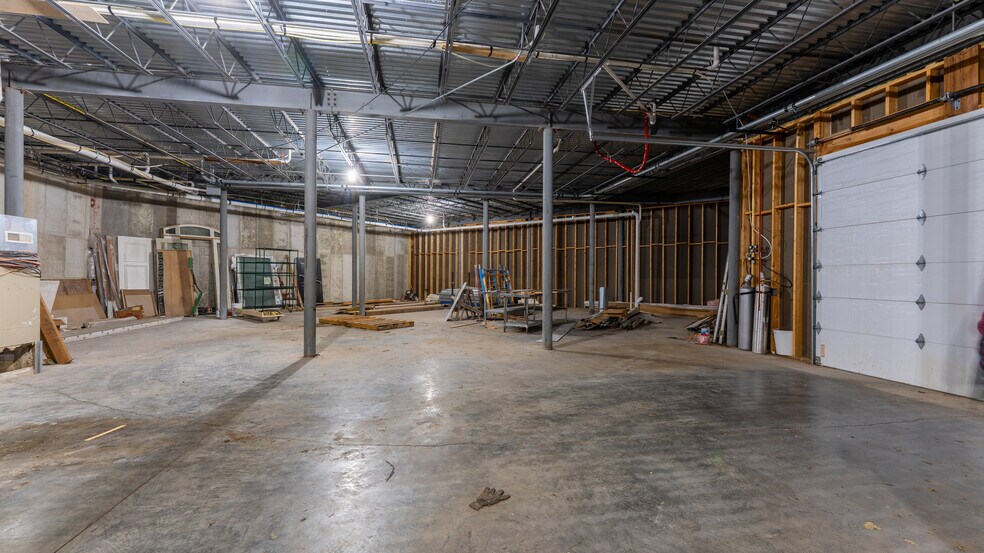 More Photos Of 4466 Horseshoe Bend Pky, Village Of Four Seasons General Retail For Sale
