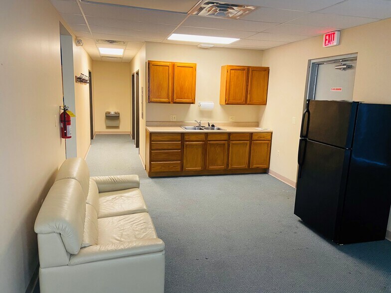 More Photos Of 25520-25526 Goddard Rd, Taylor Office For Lease