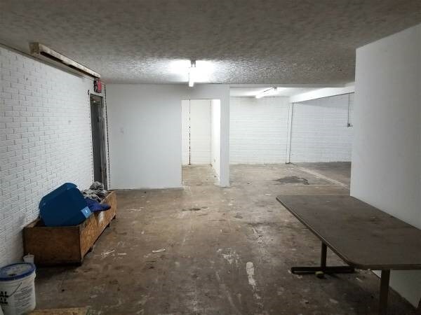 More Photos Of 609 E Walnut Cir, Garland Industrial For Lease