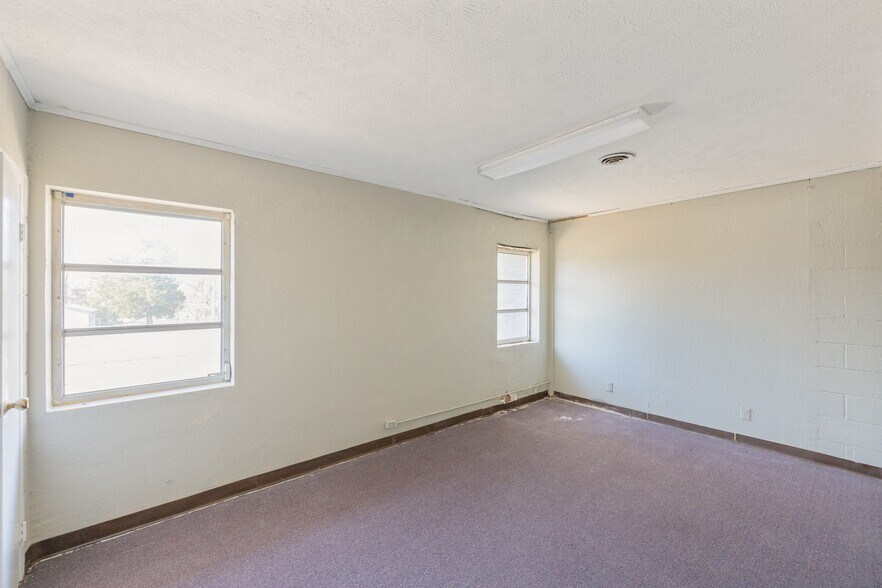 More Photos Of 105 Kentucky Ave S, Parsons Light Distribution For Sale