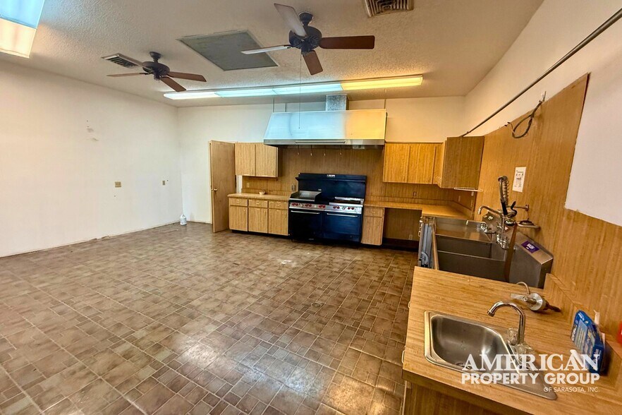 More Photos Of 2209 75th St W, Bradenton Religious Facility For Lease