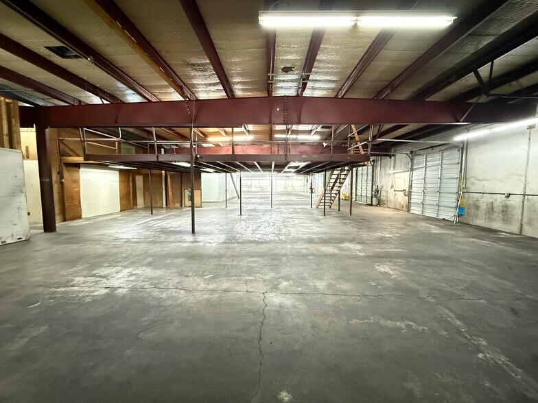 More Photos Of 11104 N Lamar Blvd, Austin Showroom For Lease