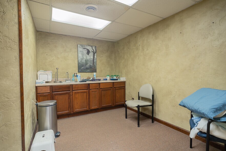 More Photos Of 520 E 8th St, Anderson Office For Lease