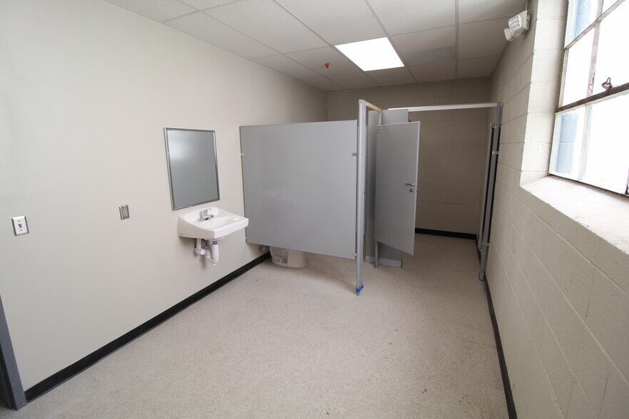 More Photos Of 9700 E 56th St, Raytown Warehouse For Lease