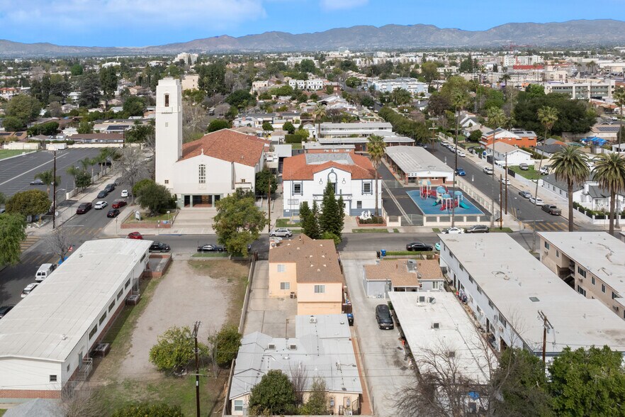 More Photos Of 14646 Kittridge St, Van Nuys Apartments For Sale