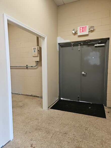 More Photos Of 12401 Shelbyville Rd, Louisville Freestanding For Lease