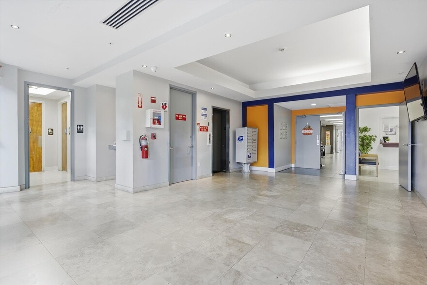 More Photos Of 8527 Pines Blvd, Pembroke Pines Office For Sale