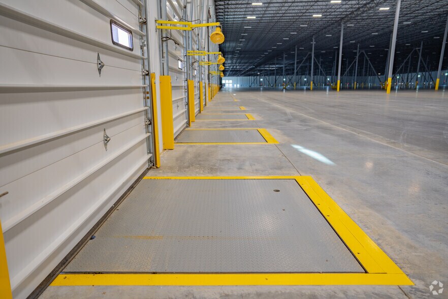 More Photos Of 2400 Stateline Rd W, Southaven Distribution For Lease