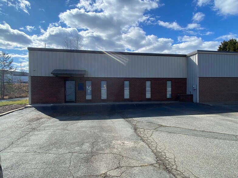 More Photos Of 320 Forum Pky, Rural Hall Warehouse For Lease