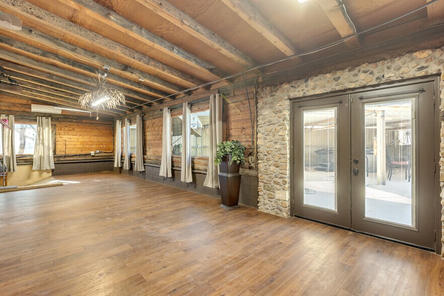 More Photos Of 1525 N Avenue D, Odessa Flex For Sale