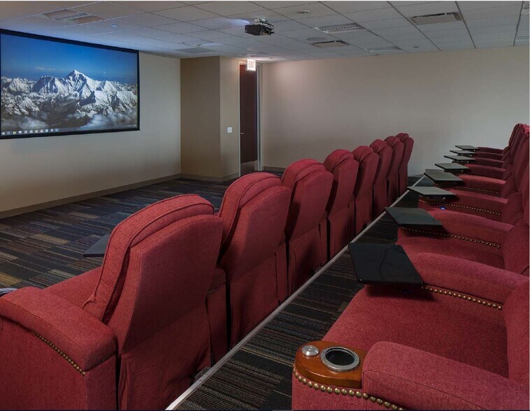 More Photos Of 300 S Riverside Plz, Chicago Office For Lease