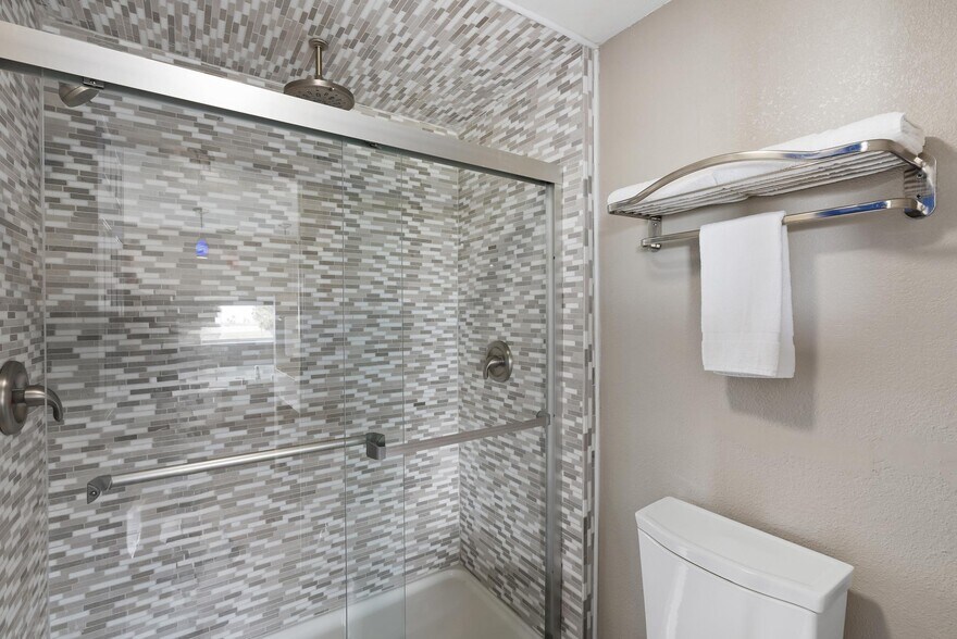 More Photos Of 1212 E Laurel St, Rockport Hotel For Sale