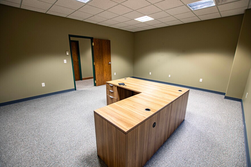 More Photos Of 17231 Bel-Ray Pl, Belton Office For Lease