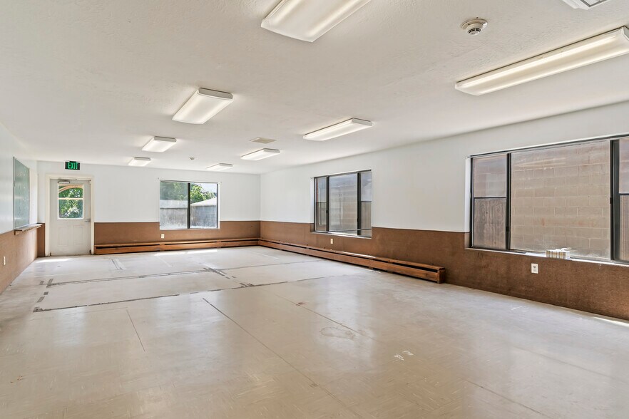 More Photos Of 2182 N Hill Field Rd, Layton Storefront Retail Office For Lease