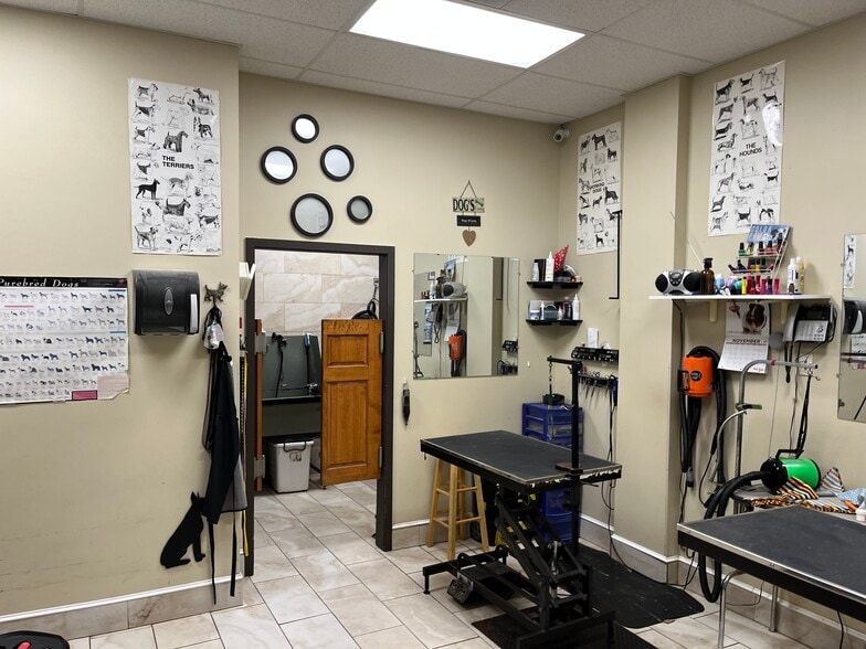More Photos Of 1343 Lane Ave S, Jacksonville Veterinarian Kennel For Sale
