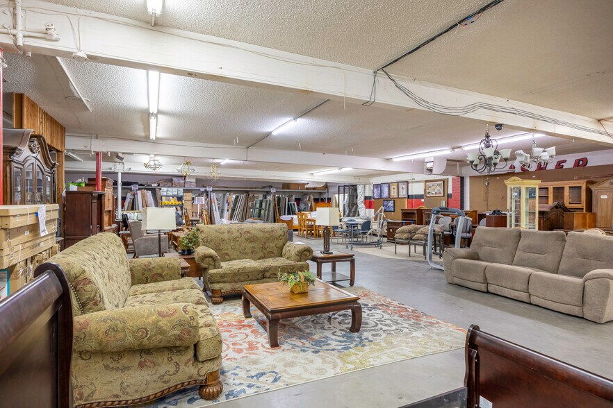 More Photos Of 655 W Cottonwood Ln, Casa Grande Showroom For Sale