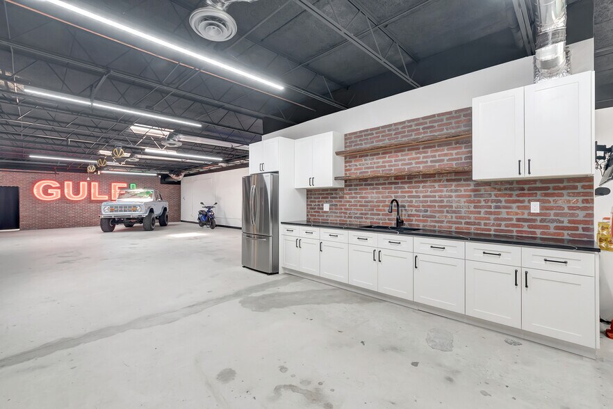 More Photos Of 705 Bond Way, Delray Beach Showroom For Sale