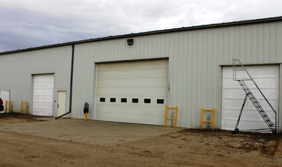 More Photos Of 1906 4th St, Leduc County Light Distribution For Lease
