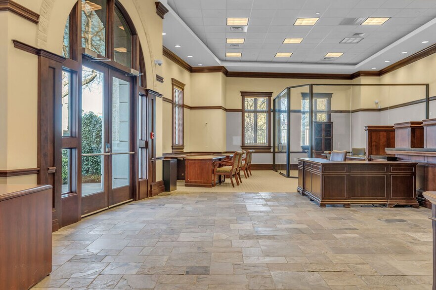 More Photos Of 5800 W Northwest Hwy, Dallas Office For Sale