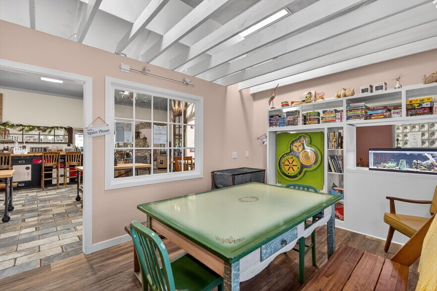More Photos Of 101 Walnut St, Green Lane Bank For Sale
