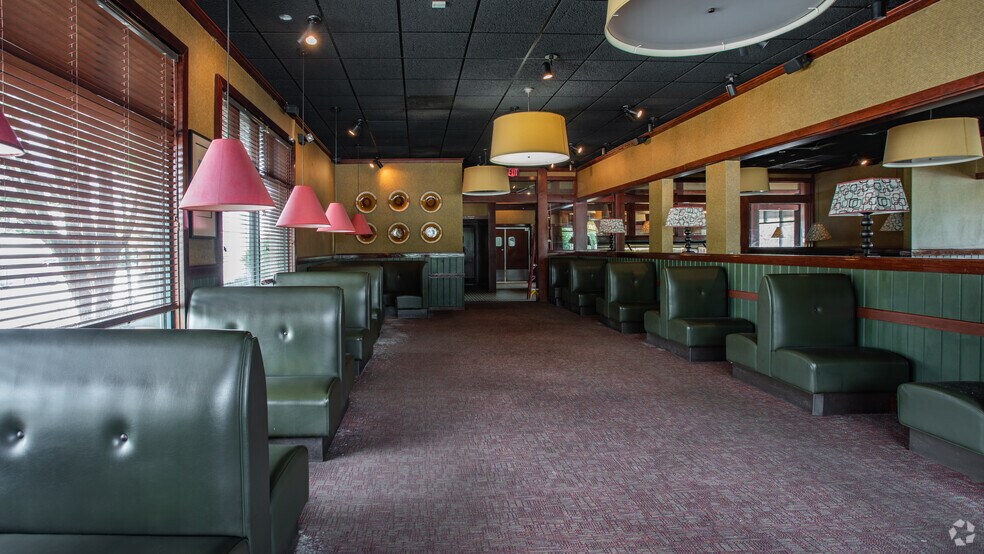 More Photos Of 4066 Victory Blvd, Portsmouth Restaurant For Lease