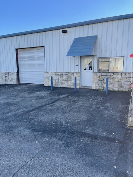 More Photos Of 1607 N Cuernavaca Dr, Austin Warehouse For Lease