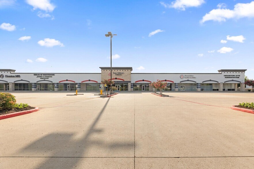 More Photos Of 5614-5650 E Sam Houston Pky N, Houston Medical For Lease