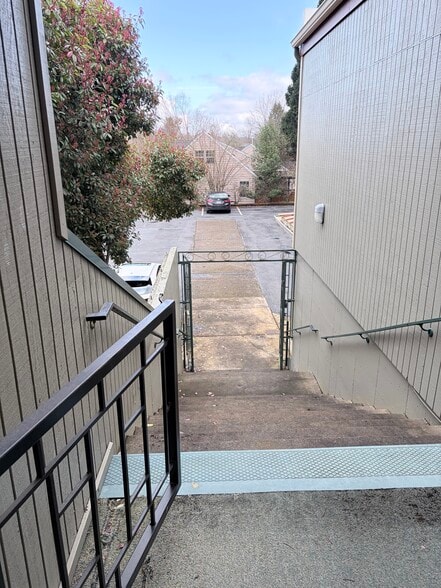 More Photos Of 950-960 Uglow Ave SE, Dallas Medical For Sale