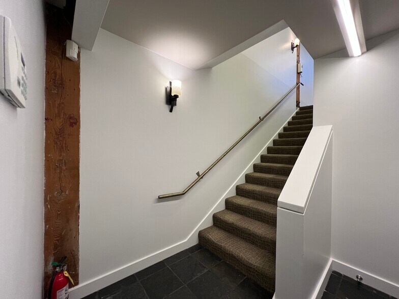 More Photos Of 1175-1195 Park Ave, Emeryville Showroom For Lease