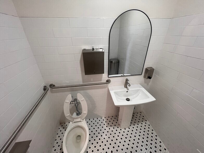 More Photos Of 302 W Defee Ave, Baytown Specialty For Sale