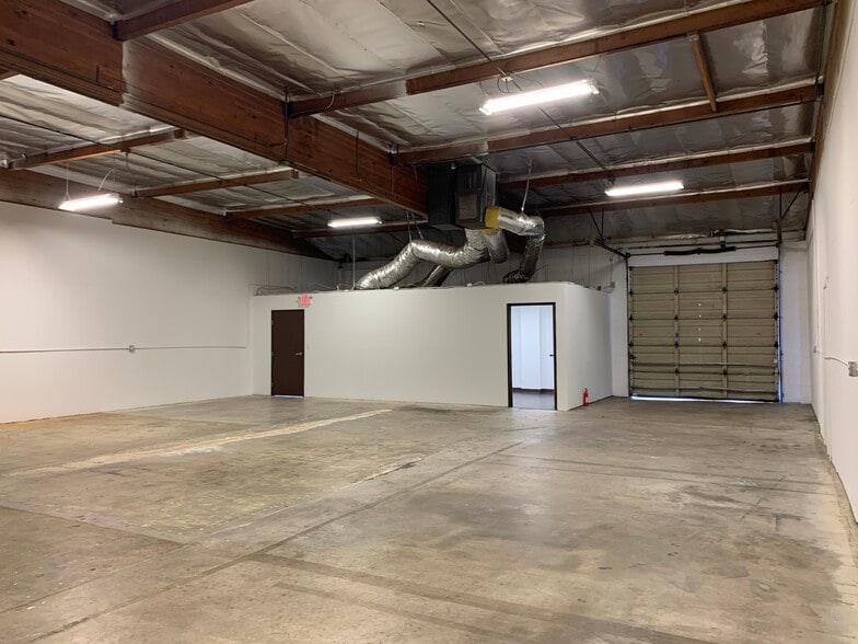 More Photos Of 15801-15807 Stagg St, Van Nuys Warehouse For Lease