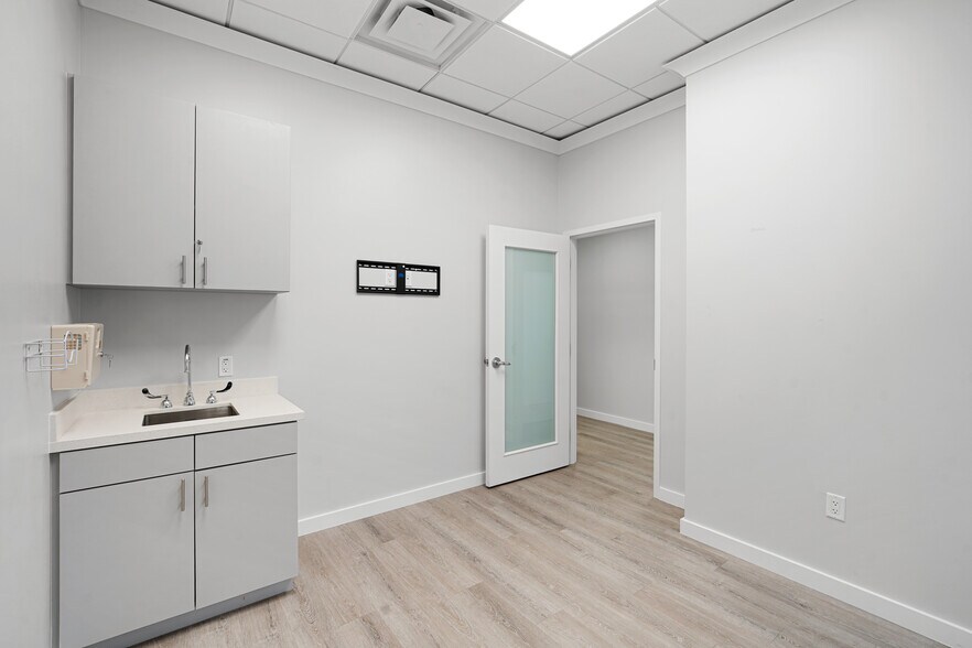 More Photos Of 550 Heights Blvd, Houston Freestanding For Lease