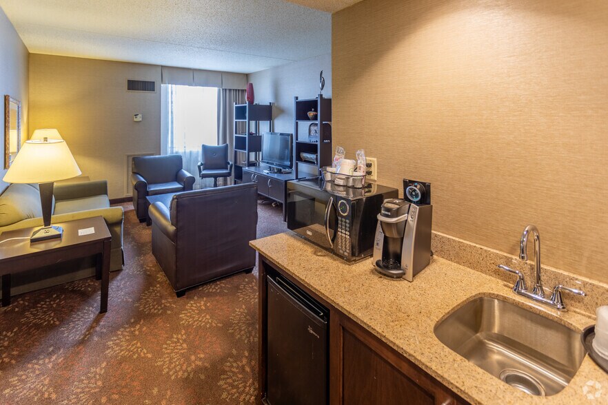 More Photos Of 1717 Airport Exchange Blvd, Erlanger Hotel For Sale