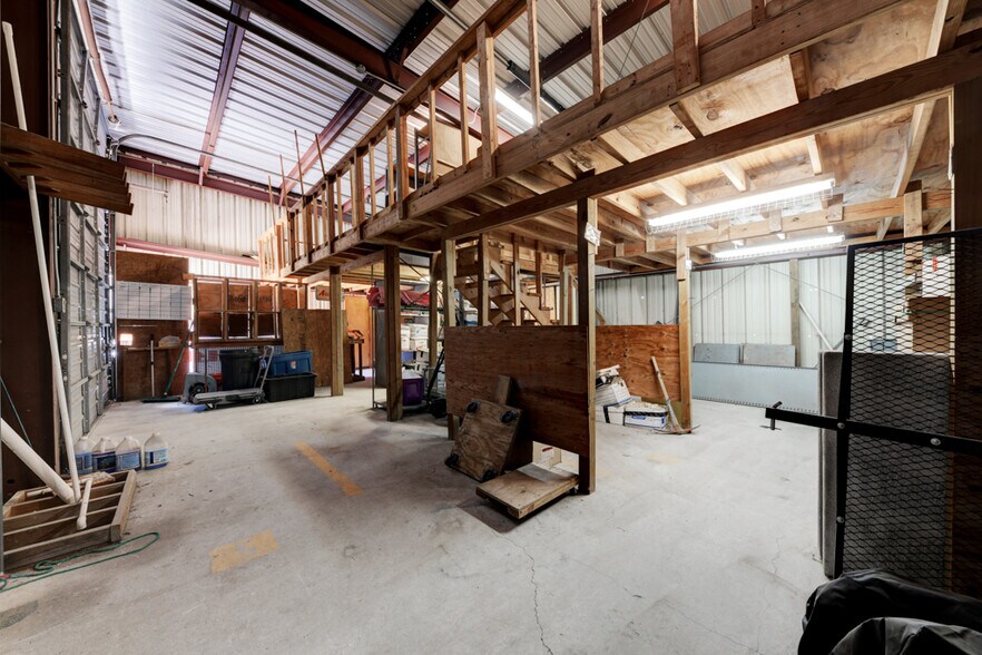 More Photos Of 113 W Lindbergh Blvd, Universal City Service For Sale