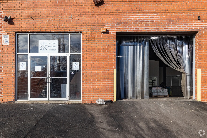 More Photos Of 101 DuPont St, Plainview Warehouse For Lease