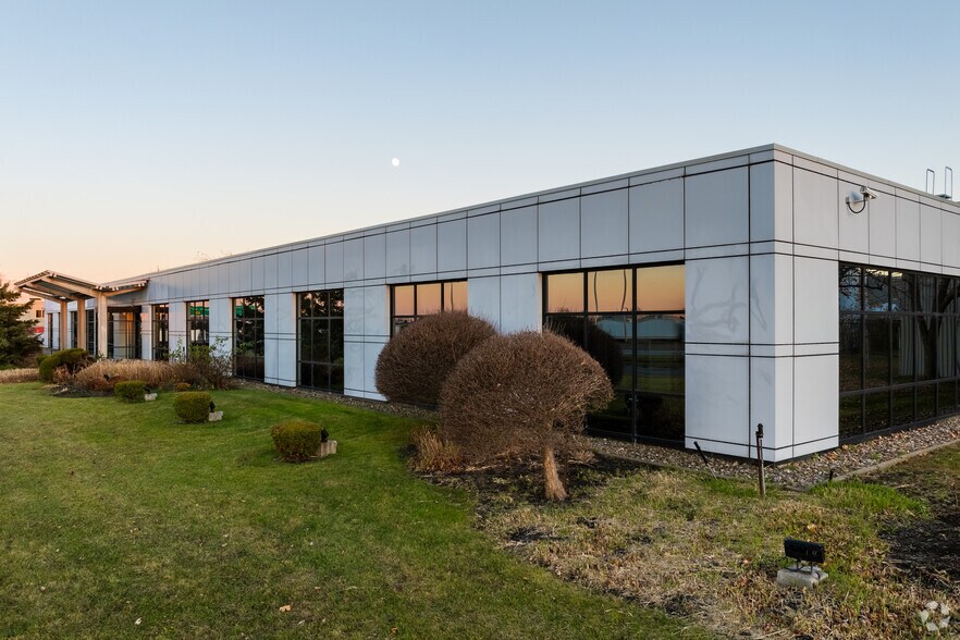 More Photos Of 3000 Aut Transcanadienne, Pointe-claire Distribution For Lease