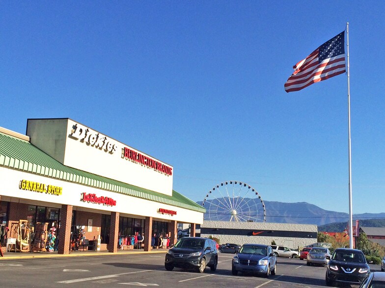 More Photos Of 147-185 E Wears Valley Rd, Pigeon Forge Storefront For Lease