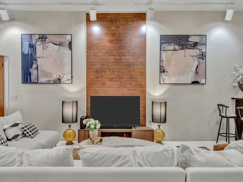 More Photos Of 106 W Main St, Pilot Point Storefront For Sale