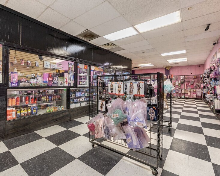 More Photos Of 10550 Gulf Fwy, Houston Light Distribution For Lease