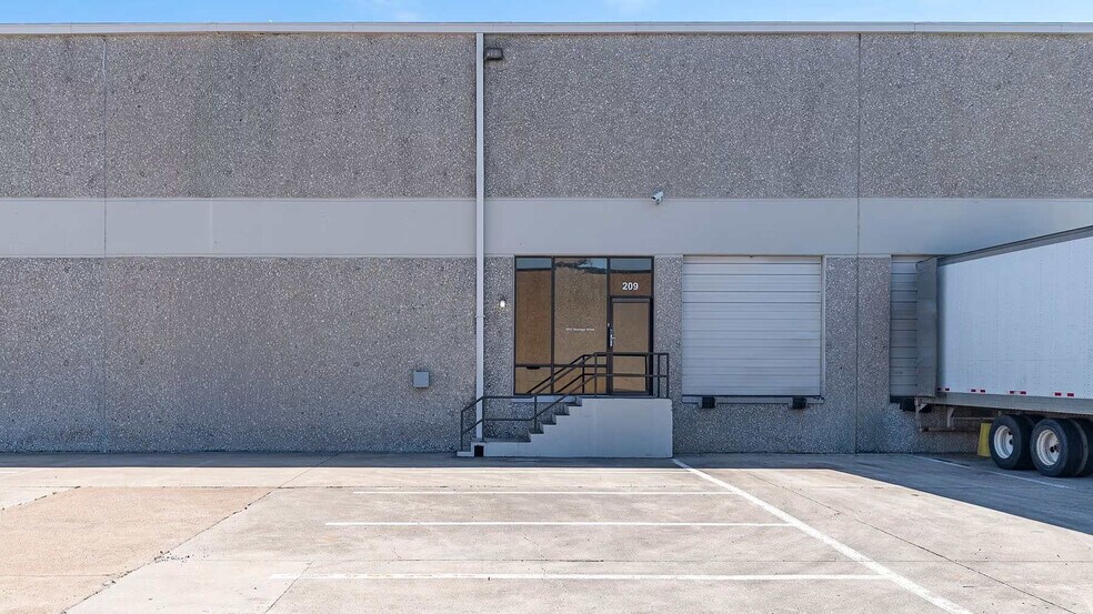 More Photos Of 1701 Vantage Dr, Carrollton Distribution For Lease