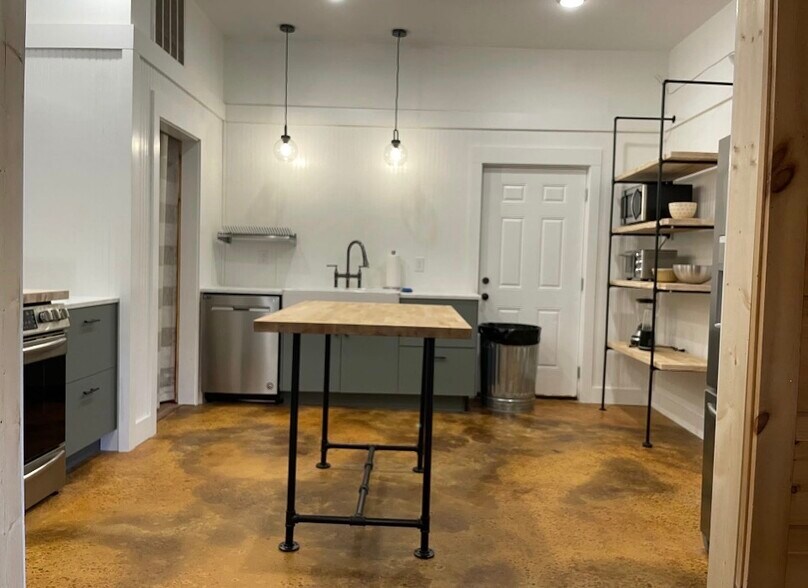 More Photos Of 33 Rose Petal Ln, Ellijay General Retail For Sale
