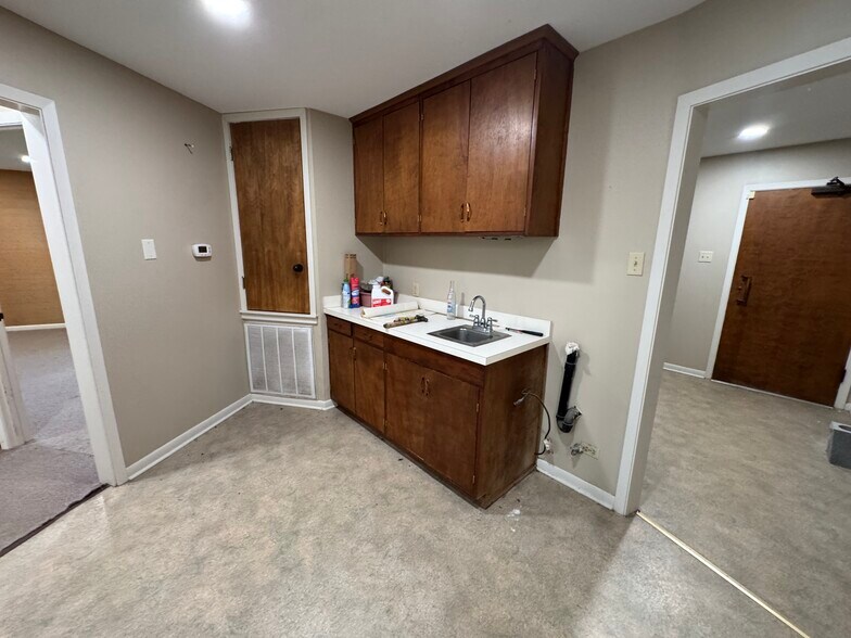 More Photos Of 1208 S Chestnut St, Lufkin Showroom For Sale