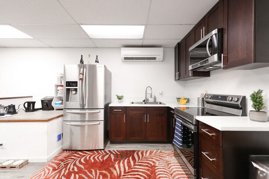 More Photos Of 4355 Lawehana St, Honolulu Industrial For Lease
