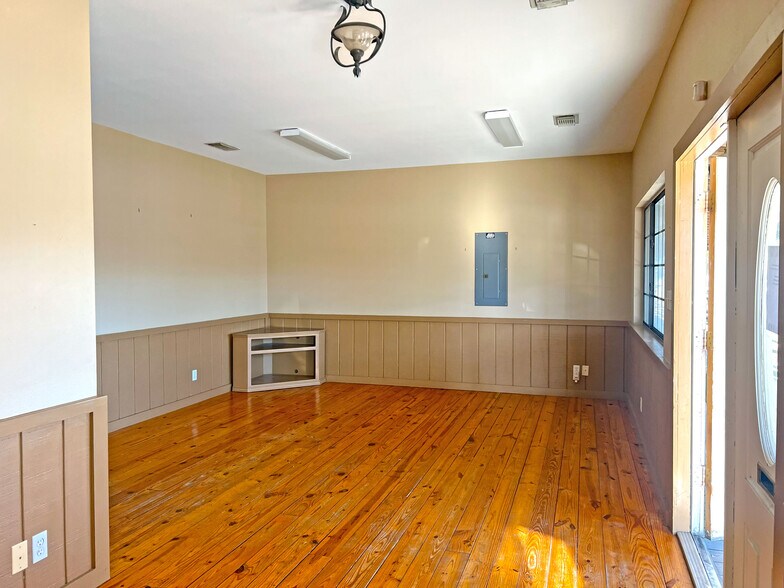 More Photos Of 1642 FM 2673, Canyon Lake Storefront Retail Office For Lease