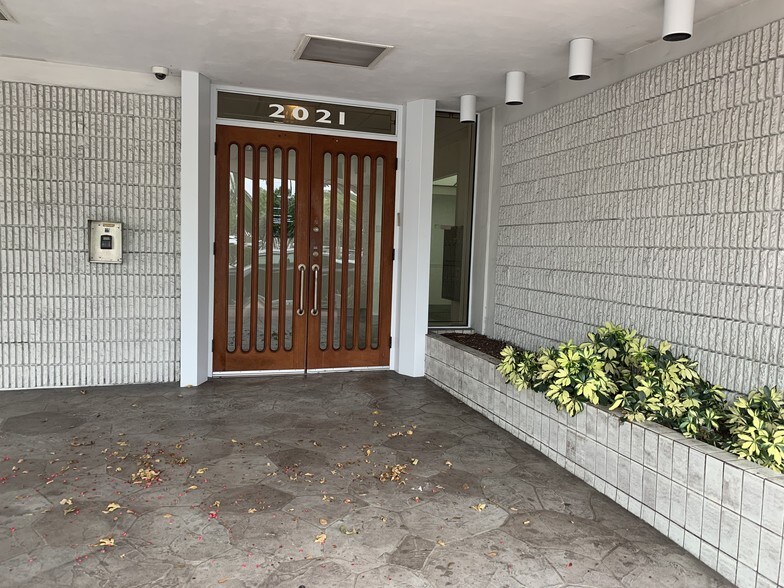 More Photos Of 2021 Tyler St, Hollywood Office For Lease