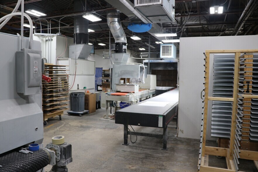More Photos Of 6704 Pingree Rd, Crystal Lake Manufacturing For Lease